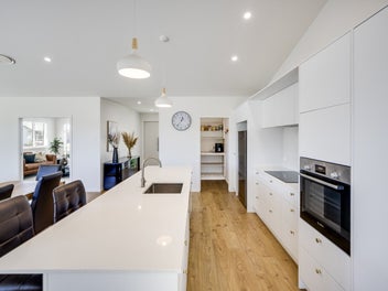 Sleek design, 2022 build, cul-de-sac