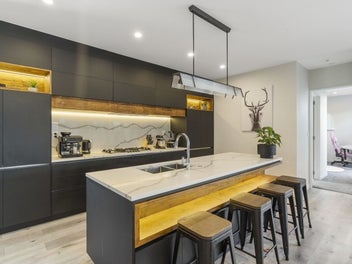 Luxury five bedrooms, two ensuites, dual...