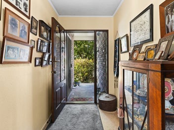 Two Living Areas, En-suite and Cul-de-Sac Comfort
