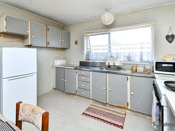 BRICK & TILE BARGAIN - RENOVATOR'S DREAM!