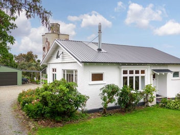 Charming Cottage with Endless Potential
