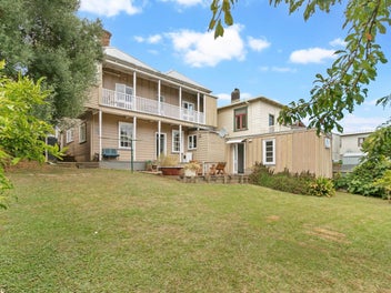 Large Villa with Multiple living spaces!