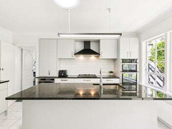5 BEDROOM FAMILY HOME