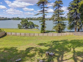 Prime Waterfront - 1105m2 with Development Options