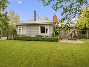Charming bungalow, garden, paddocks, pond and shed