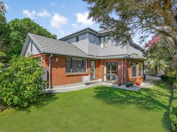 EXECUTIVE FAMILY HOME - DESIRABLE LOCATION