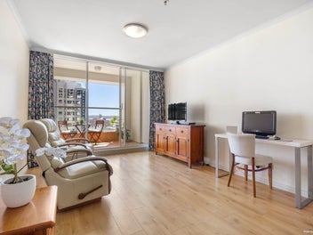 FREEHOLD BIG CITY HOME & CARPARK NEAR WATERFRONT