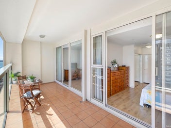 FREEHOLD BIG CITY HOME & CARPARK NEAR WATERFRONT