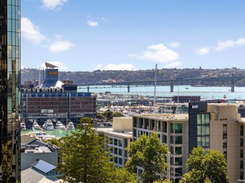 FREEHOLD BIG CITY HOME & CARPARK NEAR WATERFRONT