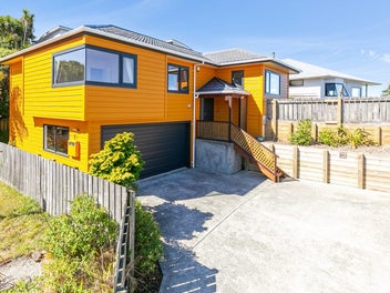 PRISTINE WITH PANORAMIC VIEWS - WELCOME HOME!