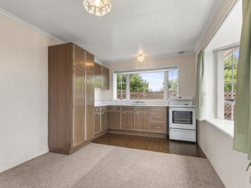 Easy living brick gem - immediate possession