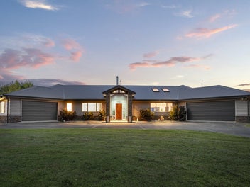 Unparalleled home with views - 23 ha