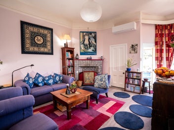CHARACTER SUNNY APARTMENT IN KELBURN