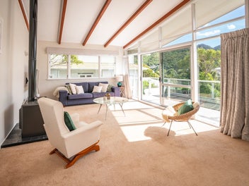 MID-CENTURY MODERN & SUNNY 4-BED FAMILY GEM