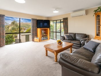 Family Home In Tawa