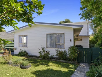 Family Home in Popular Kelson
