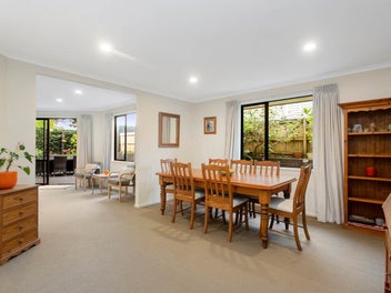 Family Size Home in Sought-After Narrow Neck!