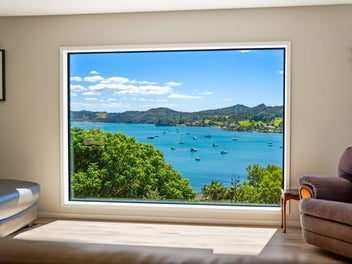 Contemporary Coastal Living in McLeod Bay