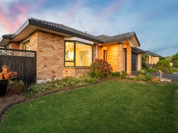 Single level home 615 sqm. Walk to Botany College!