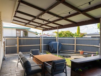 Cosy, Classic, and Close to Town!