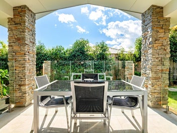 Exquisite Family Home with Large Garaging!