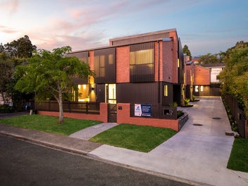 AUCTION: Standalone in a Double Westlake Zone!