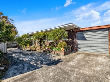 Brick & Tile Home in the Heart of Highland Park!