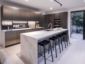 Apartment In Style, Substantial In Space!