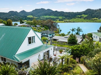 COASTAL LIVING WITH UNINTERRUPTED SEA VIEWS