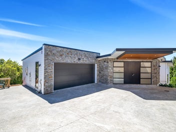 Pure luxury with lift access + income in Macleans!
