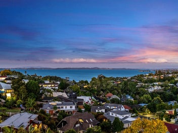Gulf View Grandeur - Lift Access + Income!