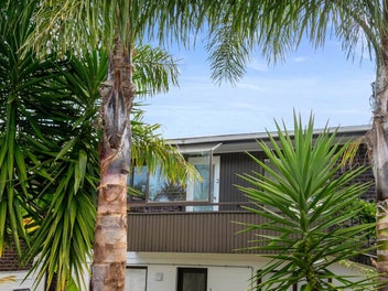 STYLISH LIVING AND WATER VIEWS!