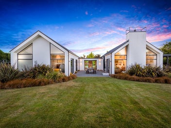 Stylish Home, Large Section & with Studio