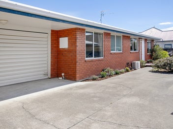 Stylish, Sunny & Secure - Perfect Townhouse Awaits