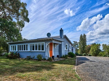 2 Cottages on 4.2ha or 11.4ha bareland!