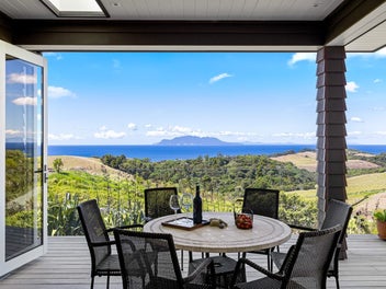 Perfect Kiwi Bach for Lge Families With Epic Views