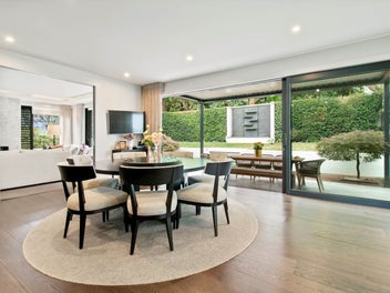 LUXURIOUS LIVING - CLOSE TO CORNWALL PARK!