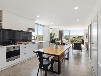 "PICK OF THE LITTER" - AS NEW TOWNHOUSE