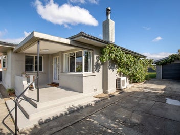 GORGEOUS SUN-FILLED HOME IN PRIME LOCATION