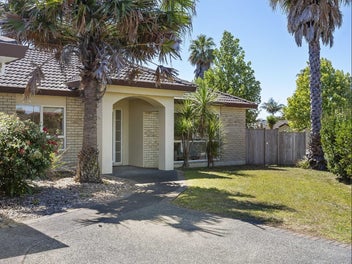 5 bedroom gem in Botany College zone