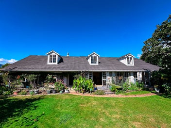 LAKESIDE LIVING