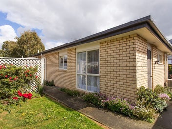 Easy Living in a Private & Sunny Over-60s Haven