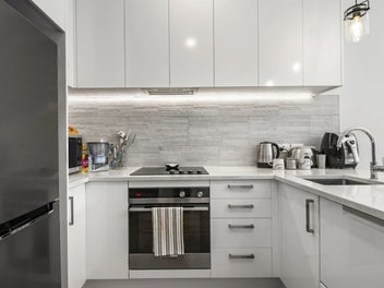 Stylish & Modern Freehold Townhouse