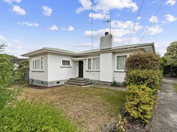 CHARMING HOME FULL OF POTENTIAL!