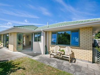 STRANDON = A SUBURB OF CHOICE - BE QUICK