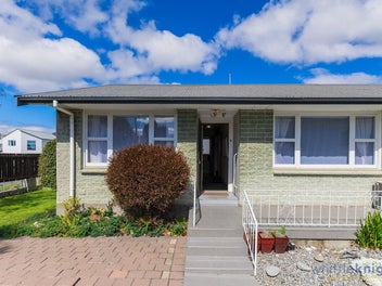 Great Location & Zones -Super Price & Presentation