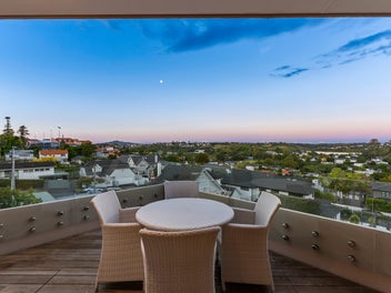 PENTHOUSE LIVING - VIEWS, SUNSHINE & SECURITY