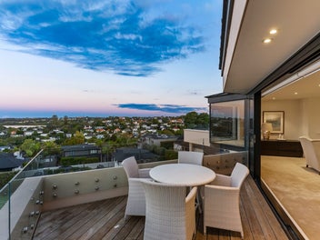 PENTHOUSE LIVING - VIEWS, SUNSHINE & SECURITY