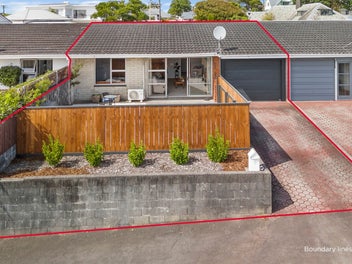 Solid, sunny & superbly located!