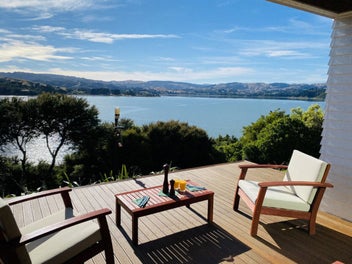 ARCHITECTURAL ELEGANCE & VAST VIEWS – RV$1.7M